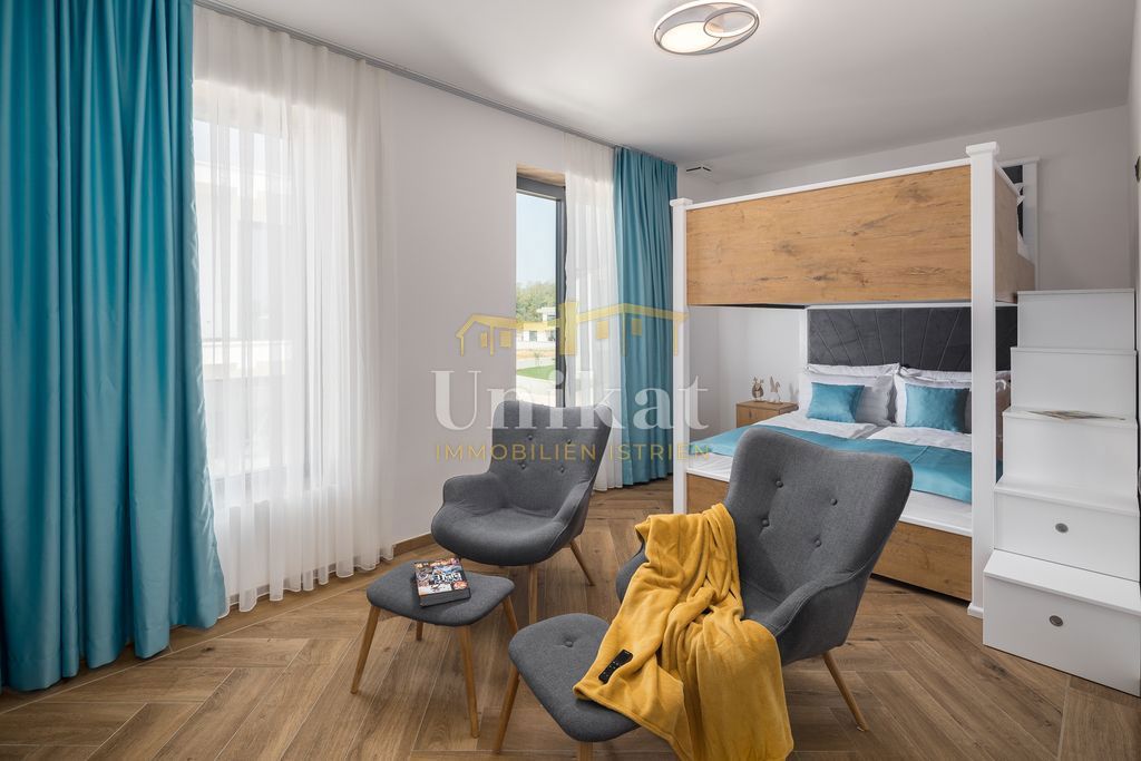 Nova moderna vila samo 400 metrov od morja